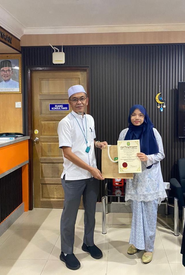 PENYAMPAIAN SIJIL PENGHARGAAN DAN CENDERAMATA PENGHARGAAN KEPADA NURUL ANIQAH BINTI ZAKARIA PELAJAR UNIVERSITI MALAYA YANG TELAH SELESAI MENJALANI LATIHAN INDUSTRI DI MAJLIS DAERAH HULU TERENGGANU